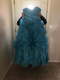 Vestido de XV años muy bonito y elegante limpio.