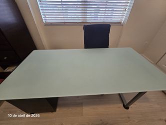 Escritorio, mesa de vidrio