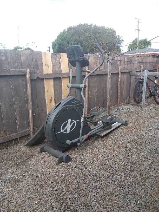 Nordic Trac Elite 1300 elliptical trainer 