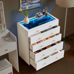 Beautiful Dresser With Jewelry Compartment 