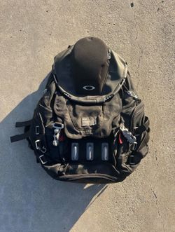 Oakley Black Hiking Backpack Metal Hardware Adjustable Straps Compartments
