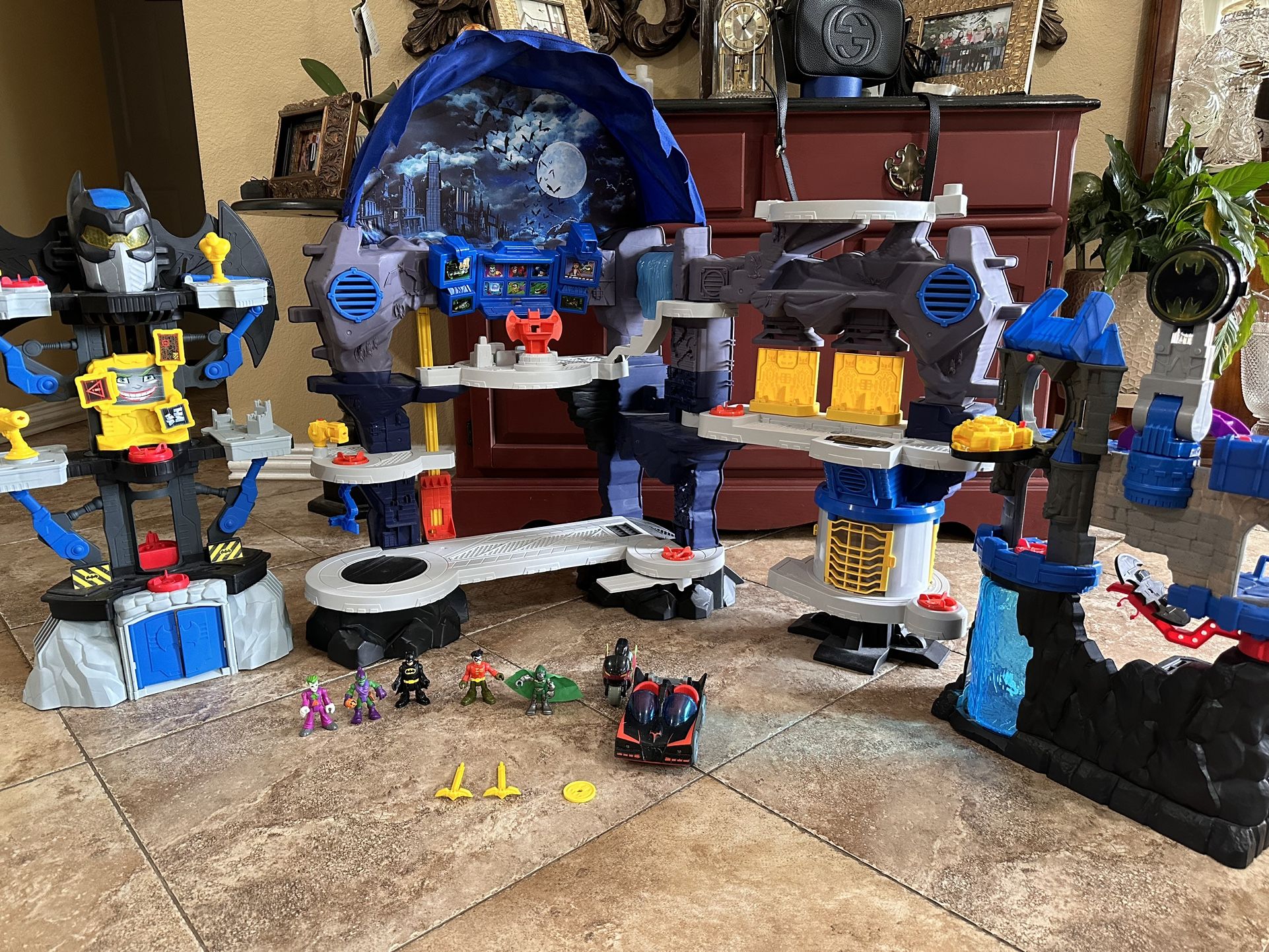 Imaginext DC Super Friends Batman Playset Super Surround Batcave