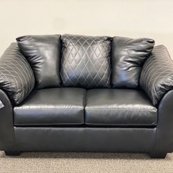  🚀🚚 Same Day Delivery 🚚🚀 Betrillo Black Loveseat $499.00