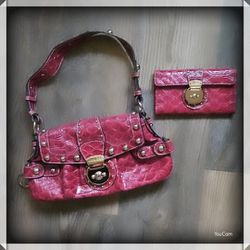 GUESS
Patent Leather Handbag
& Wallet Set NEW
