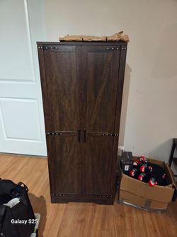 Free storage cabinet