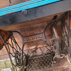 1920 Old Pedal Sewing Machine