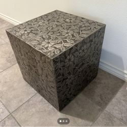 Table / Nightstand. Very Good Condition