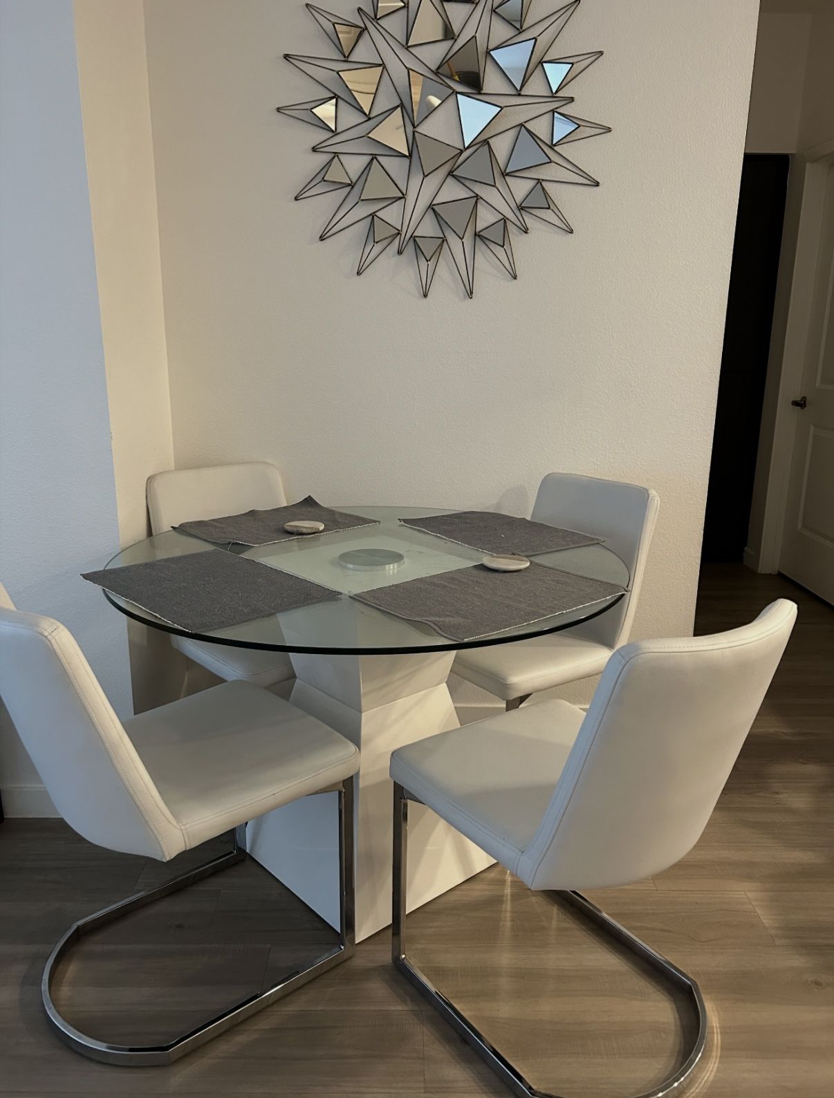 Dining Table (white/chrome) 