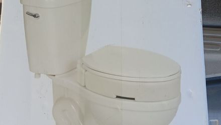 NIB Toilet Seat Riser New Never Used $10