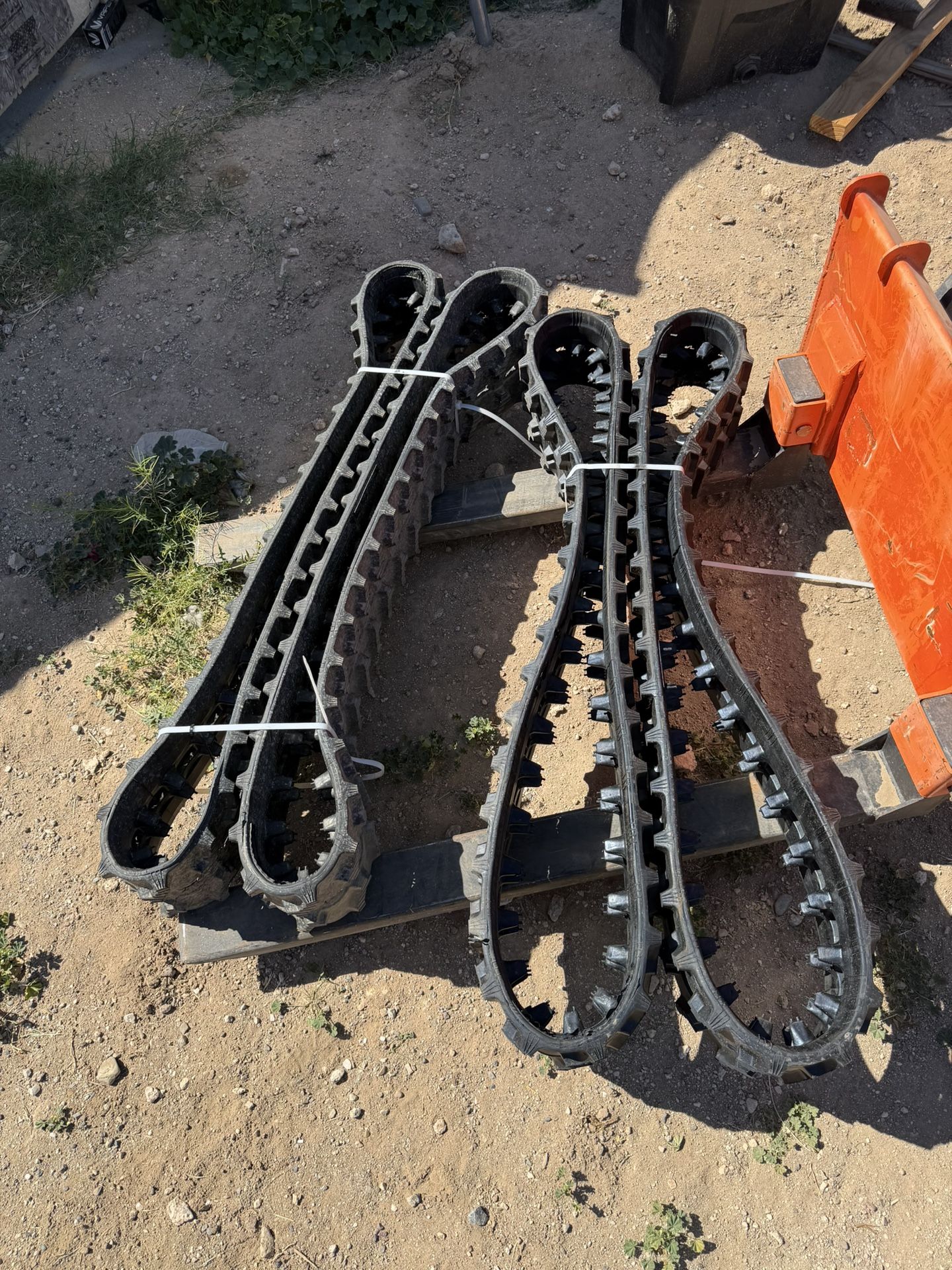 180/72/37 Mini Excavators Tracks Stand On Skid Steer
