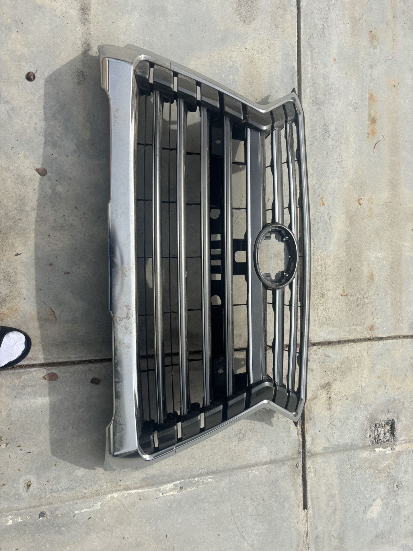 Lexus lx 570 grill assembly