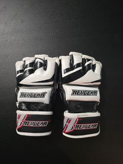NEW Revgear Black & White MMA Sparring Gloves (Small & Medium)