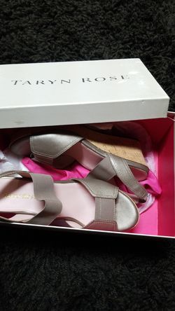 $225 Taryn rose womens Sandale size 9.5