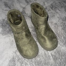 Arizona Women’s Starling Flat Heel Winter Boots Size 7 Aka Faux Ugg Boots