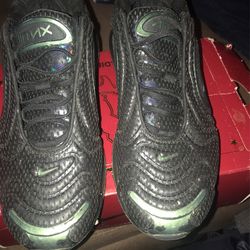 Men’s 9.5 Nike 720 Sneakers Black/green