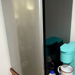 (FREE!) Magic chef Mini Fridge