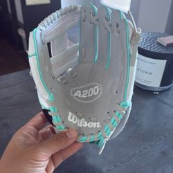 2024 A200 Wilson EZ Catch T-ball Glove