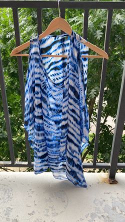 $15 Travelers Collection women's blue white top