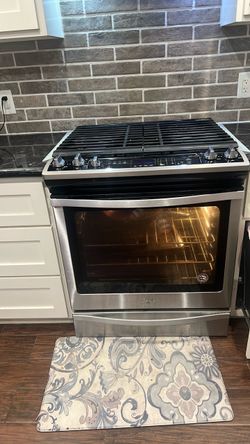 Whirlpool Gold Series 5.8 cu. ft. Front-Control Slide-In Gas Range