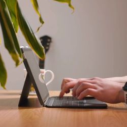 Logitech Combo Touch Keyboard 