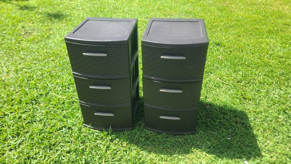 2 Plastic Containers With Drawers
