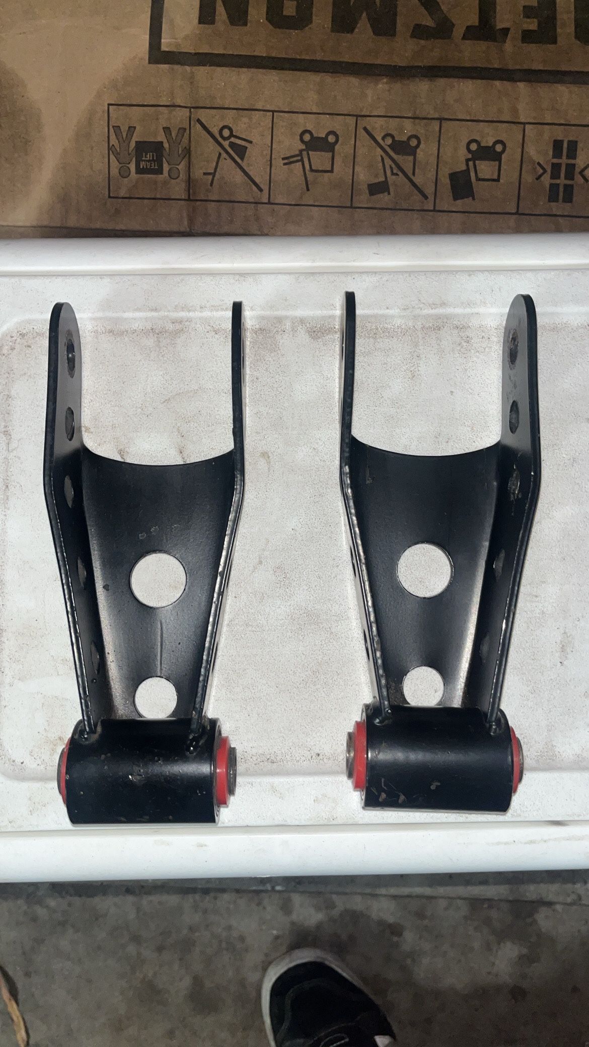 99/06 Silverado/Sierra 2inch Bell Tech Lowering Shackles