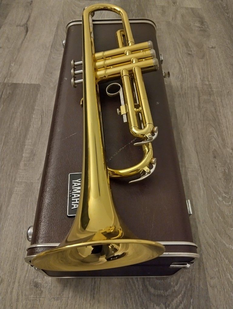 YAMAHA trumpet YTR 2320 like New Condition. Little Used$265 Make Offer