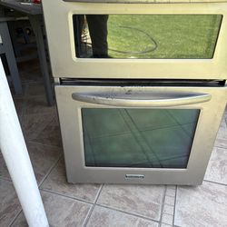 Convencional oven and microwave oven works great microwave don’t work make offer