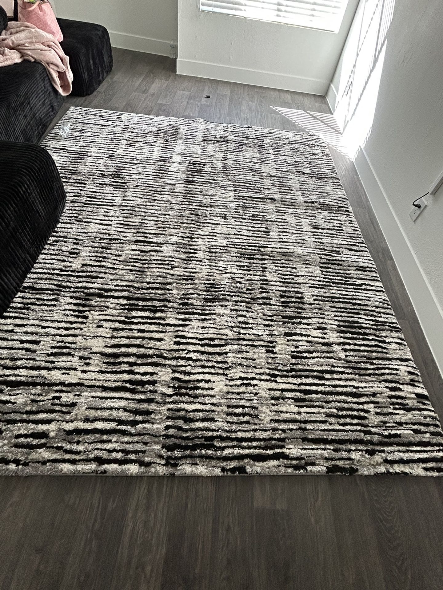 7x9  Abstract Rug