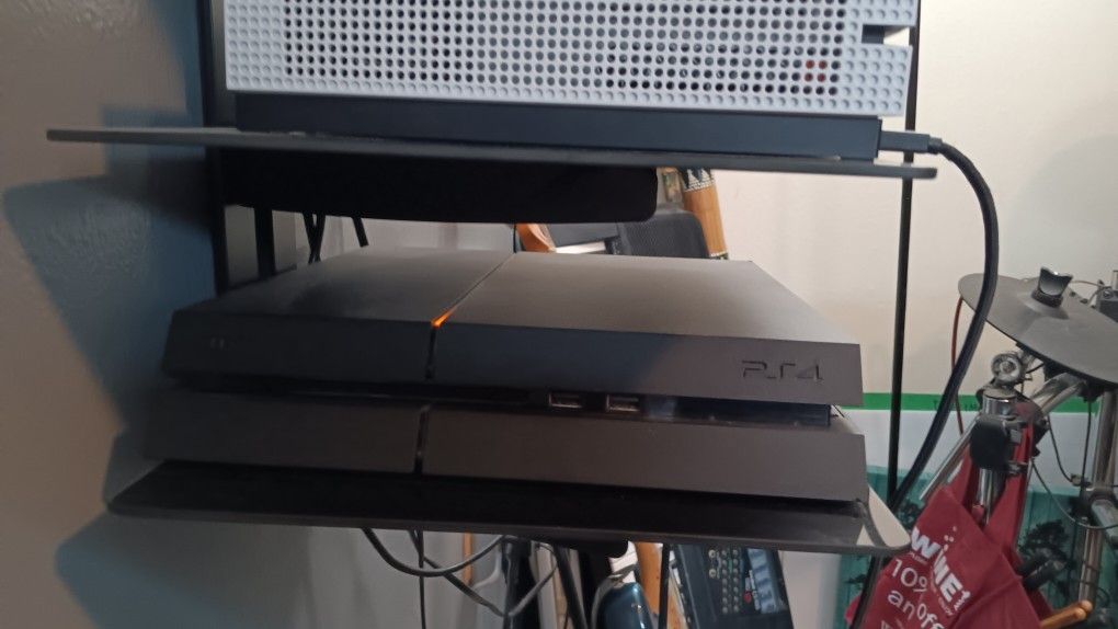 Ps4 with 2 Controllers,6 Games Works Great!