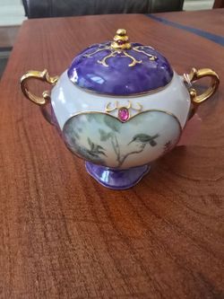 The N°1532A Ardleigh Elliott Nature Jeweled Treasures porcelain Music Box from 2000 is a rare and exquisite collectible item. Made in China, this musi