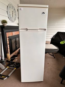 Igloo Model FR1082 Refrigerator 10cu/ft