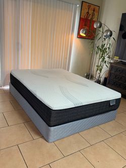 QUEEN SIZE SET REVIVE BRAND, LIKE NEW