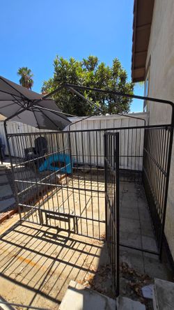 Yafylly Outdoor Dog Kennel - 6.6 x 6.6 x 6.4 ft Outside Dog Kennel with Roof, Large Dog Outdoor Kennel with Rotating Feeding Bowls for Medium Small Do