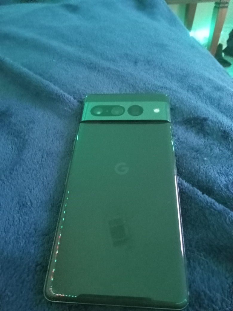 Used Google Pixel 7 Pro With Broken Screen Comes With Anker Magsafe Charger