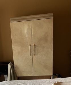 Dresser/cabinet