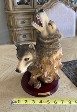 Very Nice ‘WOLVES/DOGS Figurine’ - As New!