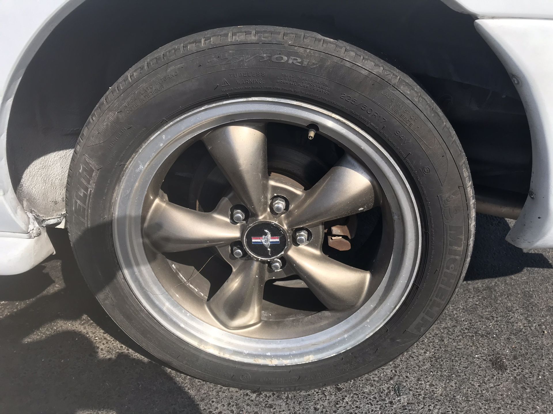 Ford Mustang rims and tire original logo