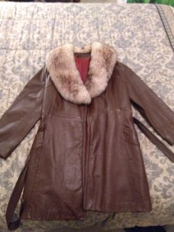 Women's Vintage leather jacket with fur collar size 13/14