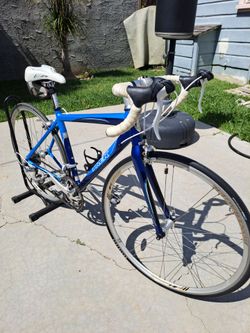 TREK ROAD BIKE WITH ALUMINUM FRAME 27SPEEDS TIRES SIZE 700X25C FRAME SIZE 50" LIGHTWEIGHT READY TO GO