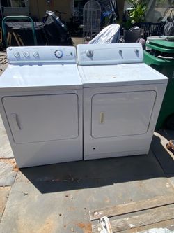 dos secadoras de gas  ala kenmore ocupa la banda  la GE  nose que tiene $50 por las dos