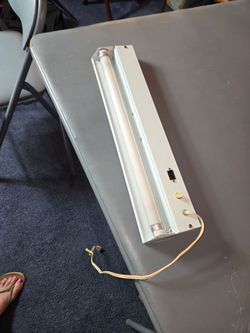 18" Under Cabinet Fluorescent Light