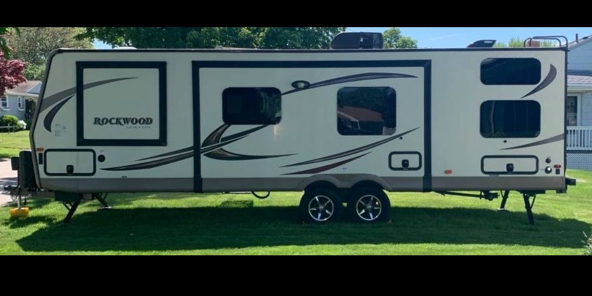 2017 Forest River Rockwood Ultra Lite 2702WS Emerald Edition