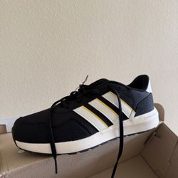 New Adidas Run60s Size 5 1/2