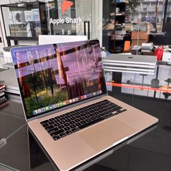 Apple 15” 2024 MacBook Air M3 Chip 16 GB Ram 256SSD 100%Battery! 90 day warranty! We offer financing!