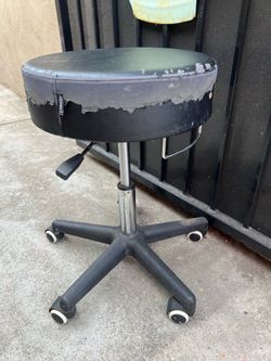 Massage Beauty ROLLING SWIVEL Hydraulic stool, in good functional condition, some cosmetic issues, please check all the pictures. Azusa
