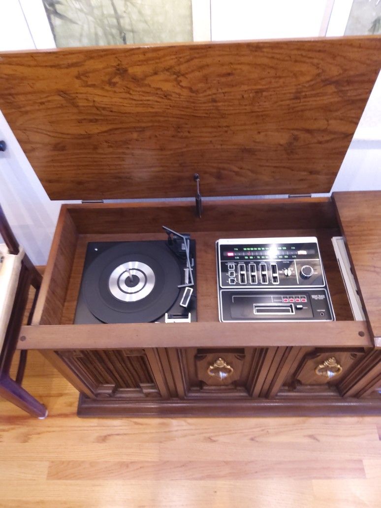 Récord Player Eight Track. Am/FM Radio Stereo Console