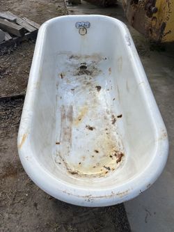 Cast iron tub with metal crows feet