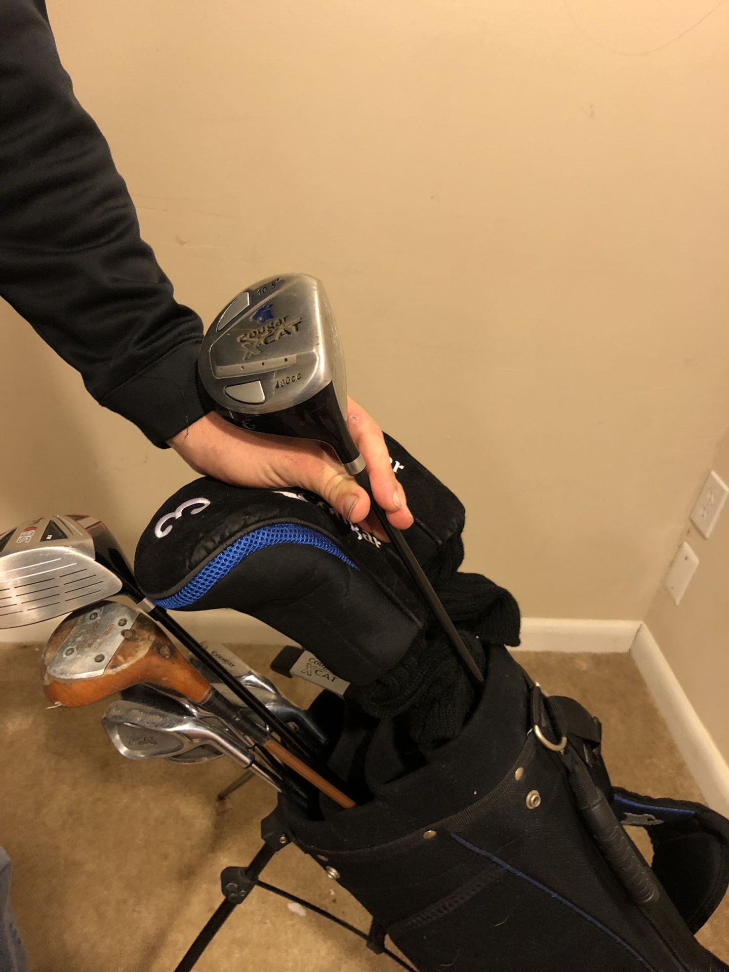 12 men’s golf clubs and bag