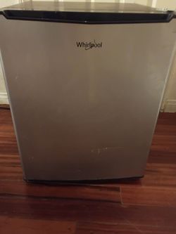 Whirlpool mini fridge with freezer